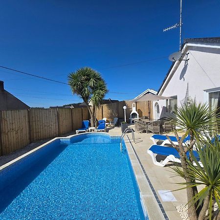 Family Bungalow With Private Pool Kilgetty Bagian luar foto