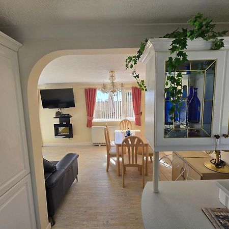 Family Bungalow With Private Pool Kilgetty Bagian luar foto