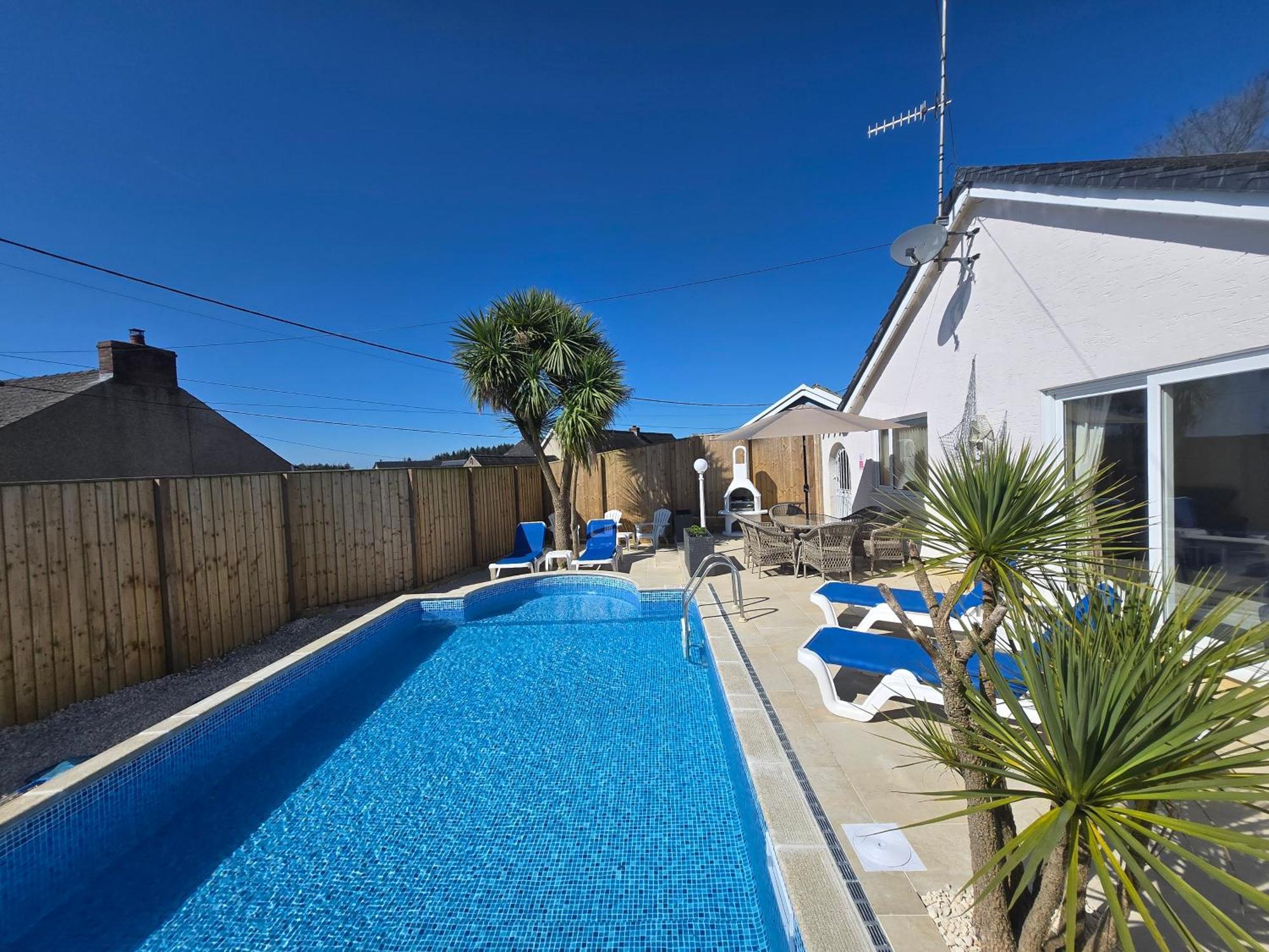 Family Bungalow With Private Pool Kilgetty Bagian luar foto