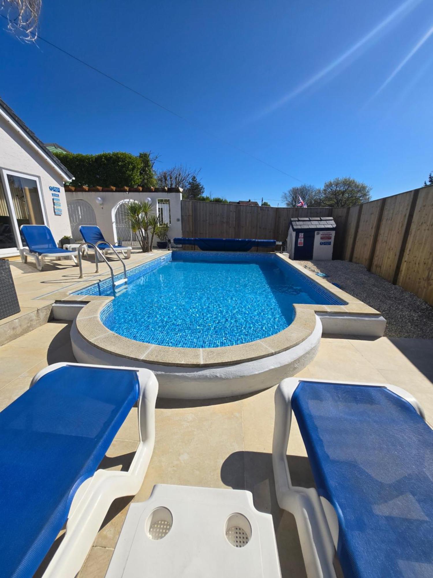 Family Bungalow With Private Pool Kilgetty Bagian luar foto