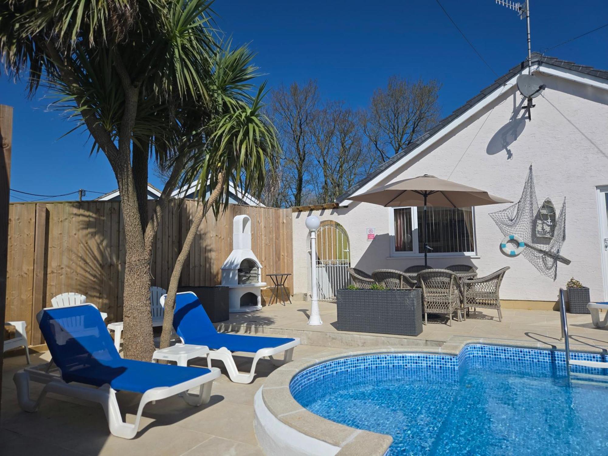 Family Bungalow With Private Pool Kilgetty Bagian luar foto