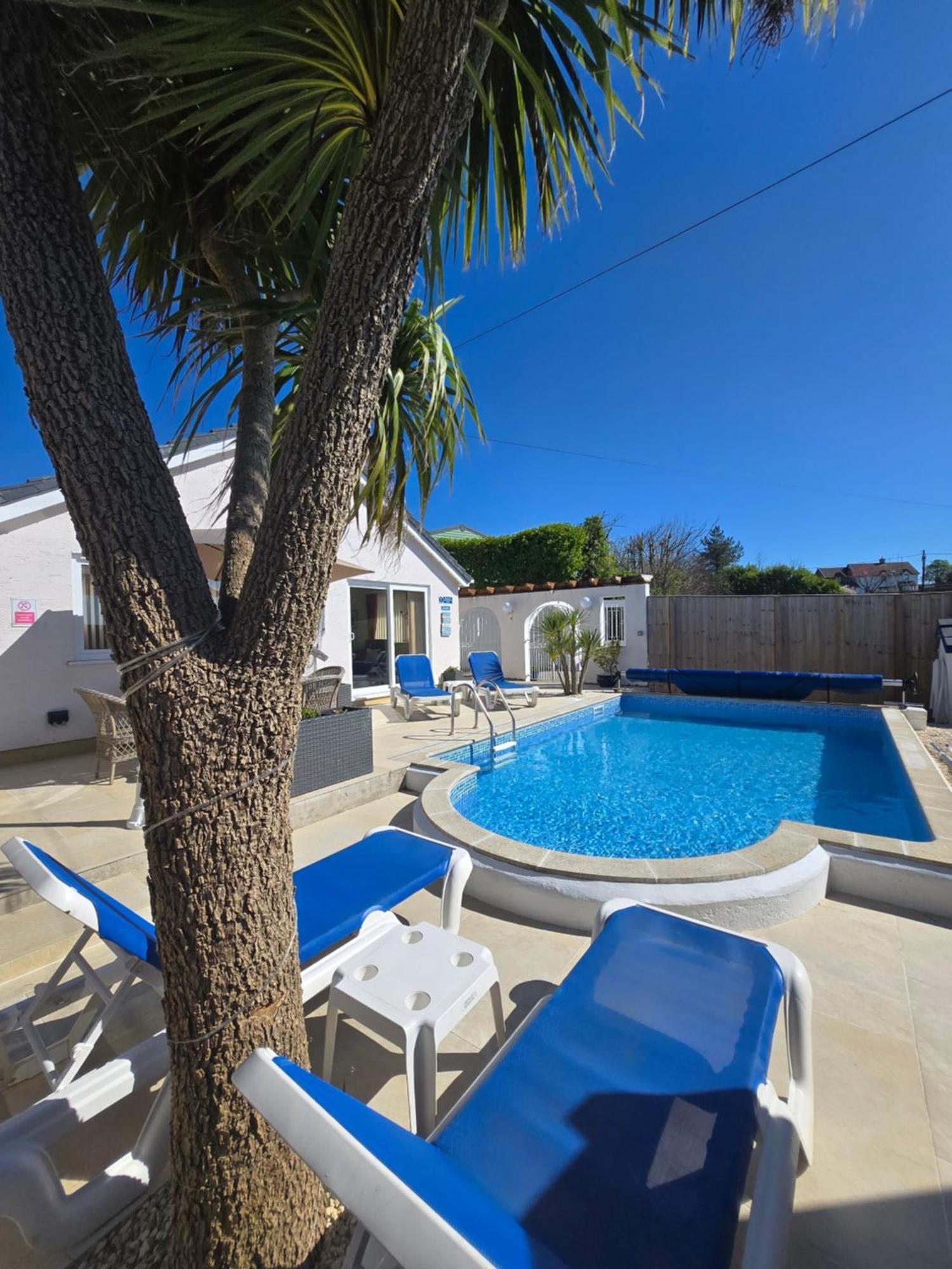 Family Bungalow With Private Pool Kilgetty Bagian luar foto
